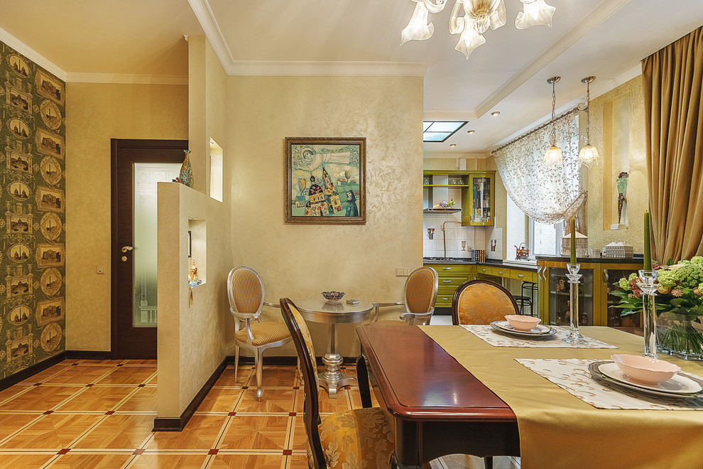 Esempio di una sala da pranzo aperta verso la cucina chic di medie dimensioni con pavimento in legno massello medio