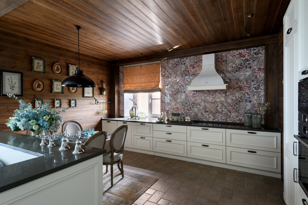 На фото: кухня-столовая среднего размера в стиле кантри с коричневыми стенами, полом из керамогранита, коричневым полом, деревянным потолком и деревянными стенами