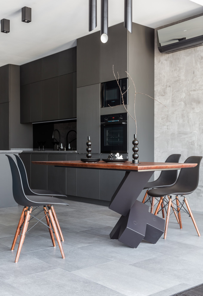 На фото: столовая в современном стиле с серыми стенами и серым полом с