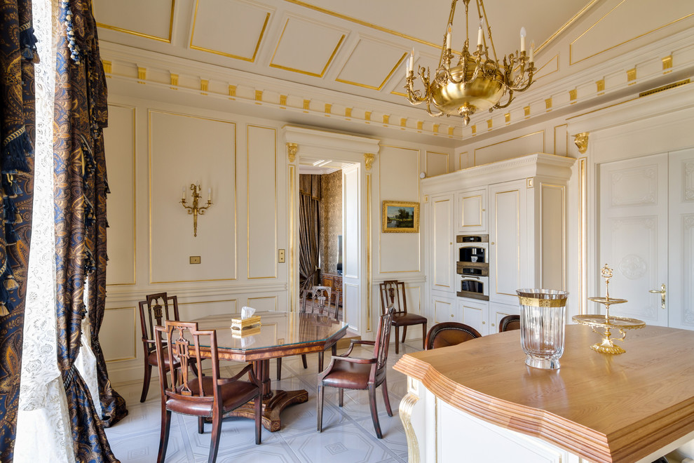 Foto di una sala da pranzo aperta verso la cucina tradizionale con pareti bianche e pavimento bianco