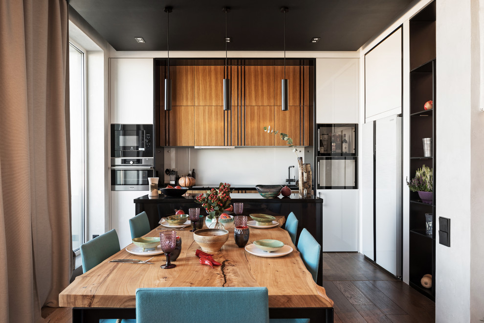 Ispirazione per una sala da pranzo aperta verso il soggiorno design con parquet scuro e pavimento marrone