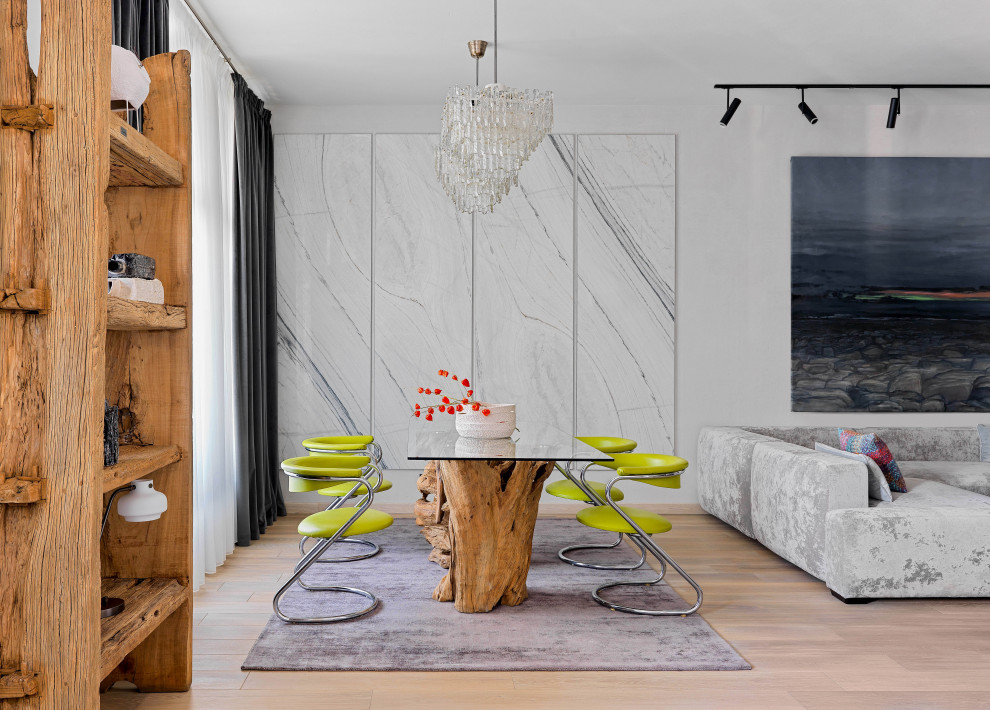 Diseño de comedor actual abierto con paredes grises y suelo beige