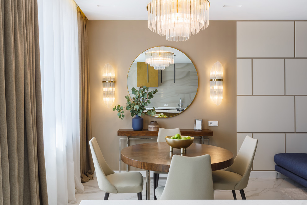 Стильный дизайн: гостиная-столовая в современном стиле с бежевыми стенами - последний тренд