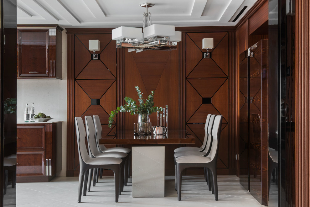 Свежая идея для дизайна: большая кухня-столовая в стиле неоклассика (современная классика) с коричневыми стенами и белым полом - отличное фото интерьера
