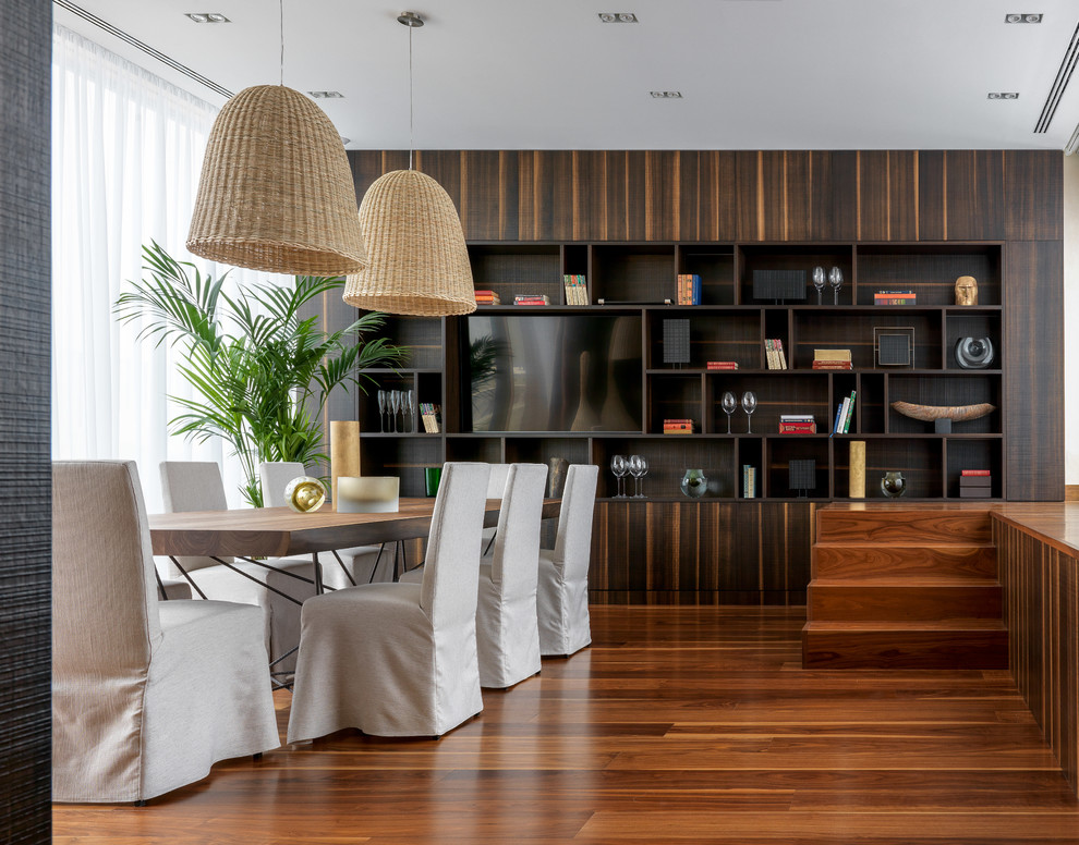 Modernes Esszimmer mit braunem Holzboden und braunem Boden in Moskau