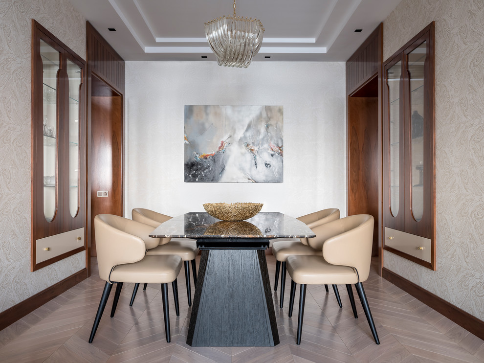 Idee per una sala da pranzo contemporanea chiusa con pareti beige, parquet chiaro e pavimento beige