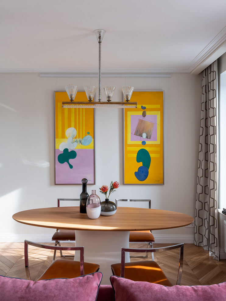 Example of a mid-century modern dining room design in Moscow