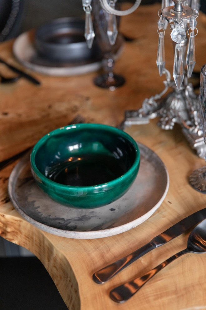 Foto de comedor de cocina urbano pequeño sin chimenea con paredes verdes, suelo de baldosas de cerámica y suelo gris