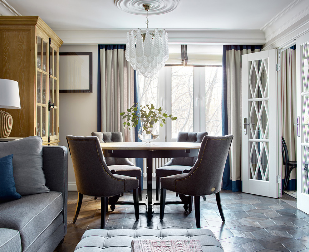 Свежая идея для дизайна: гостиная-столовая в стиле неоклассика (современная классика) с серыми стенами, темным паркетным полом и коричневым полом - отличное фото интерьера