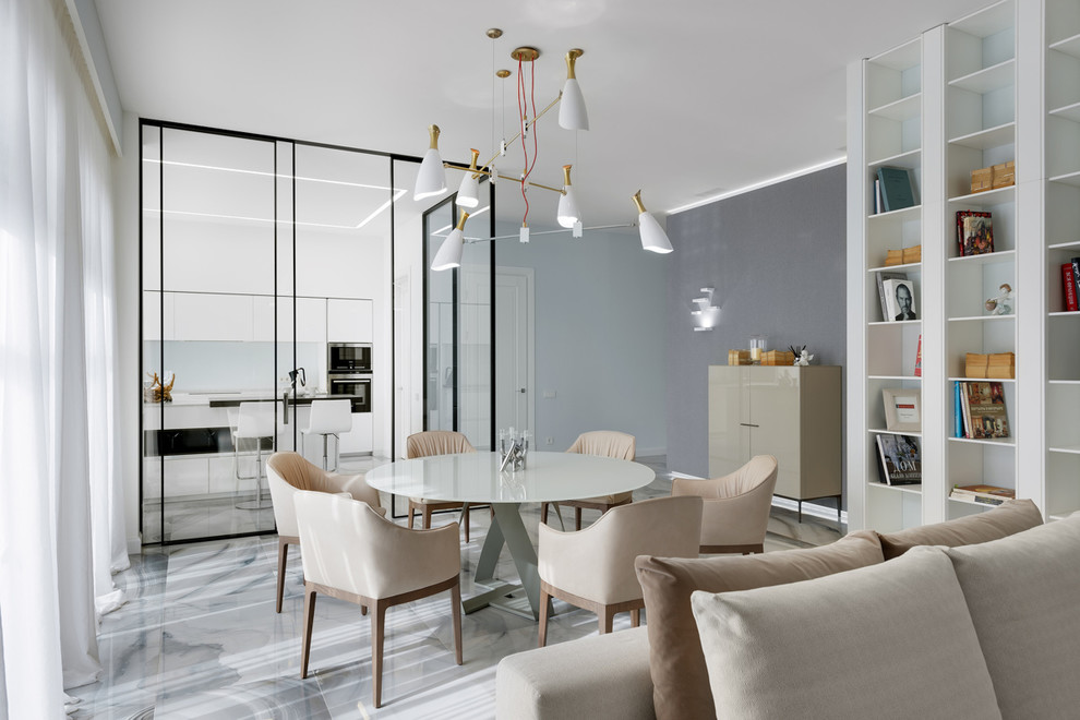 Ispirazione per una sala da pranzo aperta verso il soggiorno minimal con pareti grigie e pavimento grigio