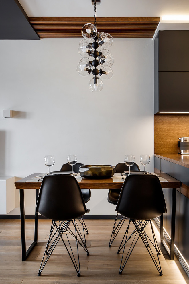 Свежая идея для дизайна: гостиная-столовая в современном стиле с белыми стенами, паркетным полом среднего тона и коричневым полом - отличное фото интерьера