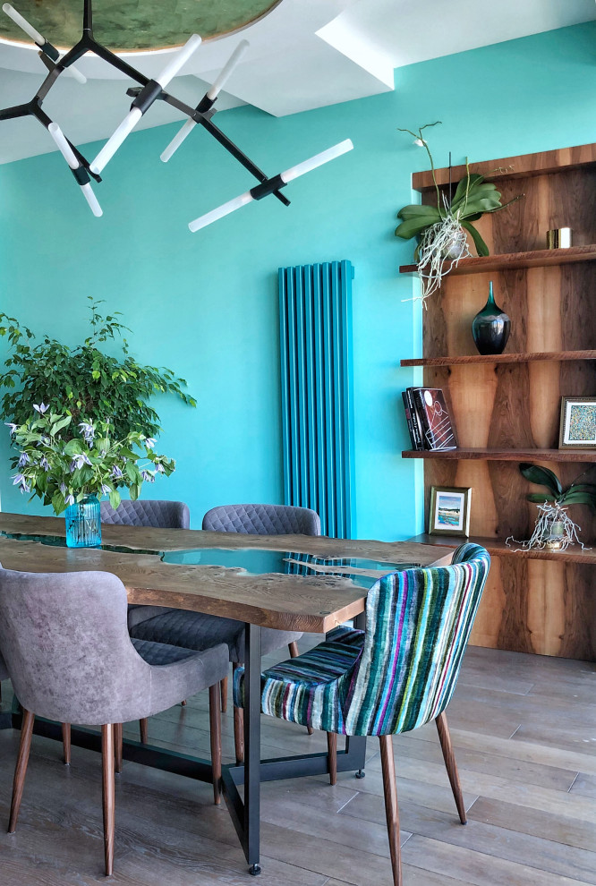 Idéer för en modern matplats, med blå väggar och mellanmörkt trägolv