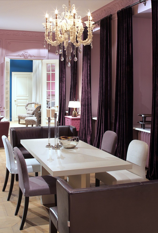 Стильный дизайн: гостиная-столовая в стиле неоклассика (современная классика) с светлым паркетным полом, бежевым полом и розовыми стенами без камина - последний тренд