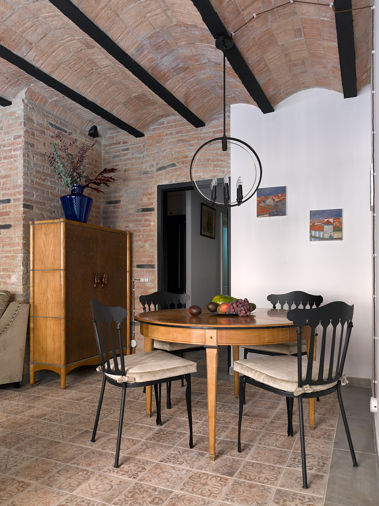 Idee per una sala da pranzo aperta verso la cucina industriale di medie dimensioni con pareti bianche, pavimento con piastrelle in ceramica e pavimento marrone