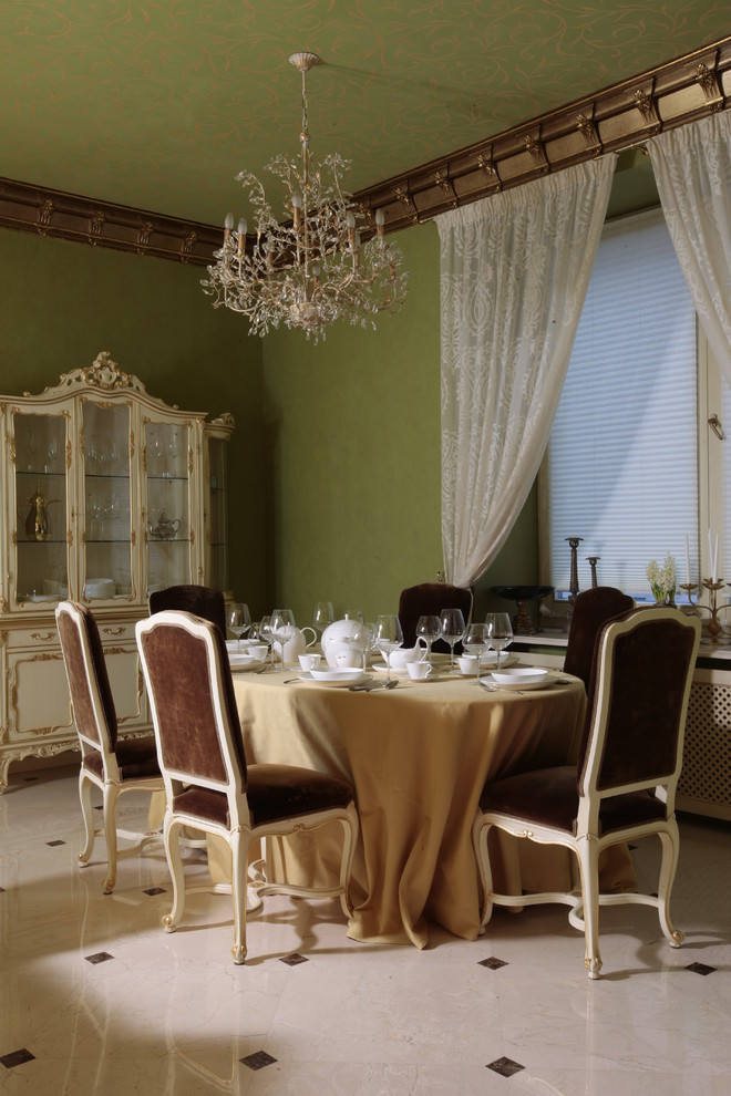 Idées déco pour une rideau de salle à manger classique avec un mur vert.