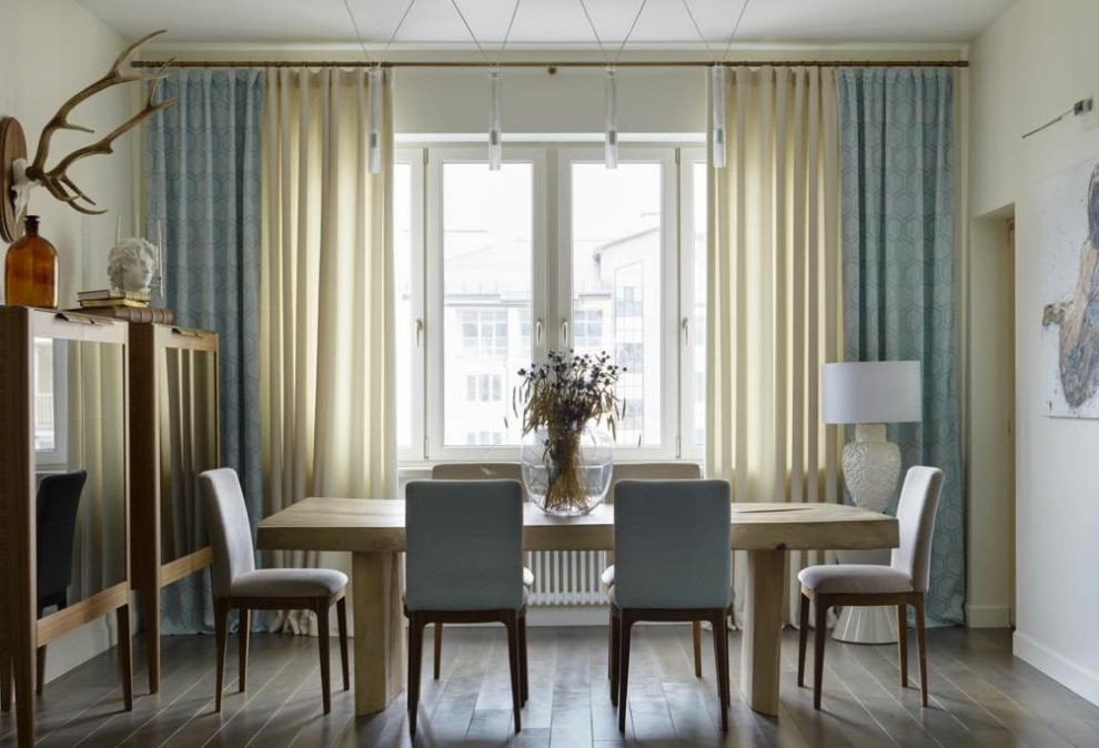 Immagine di una sala da pranzo aperta verso il soggiorno minimal con pareti bianche e pavimento marrone
