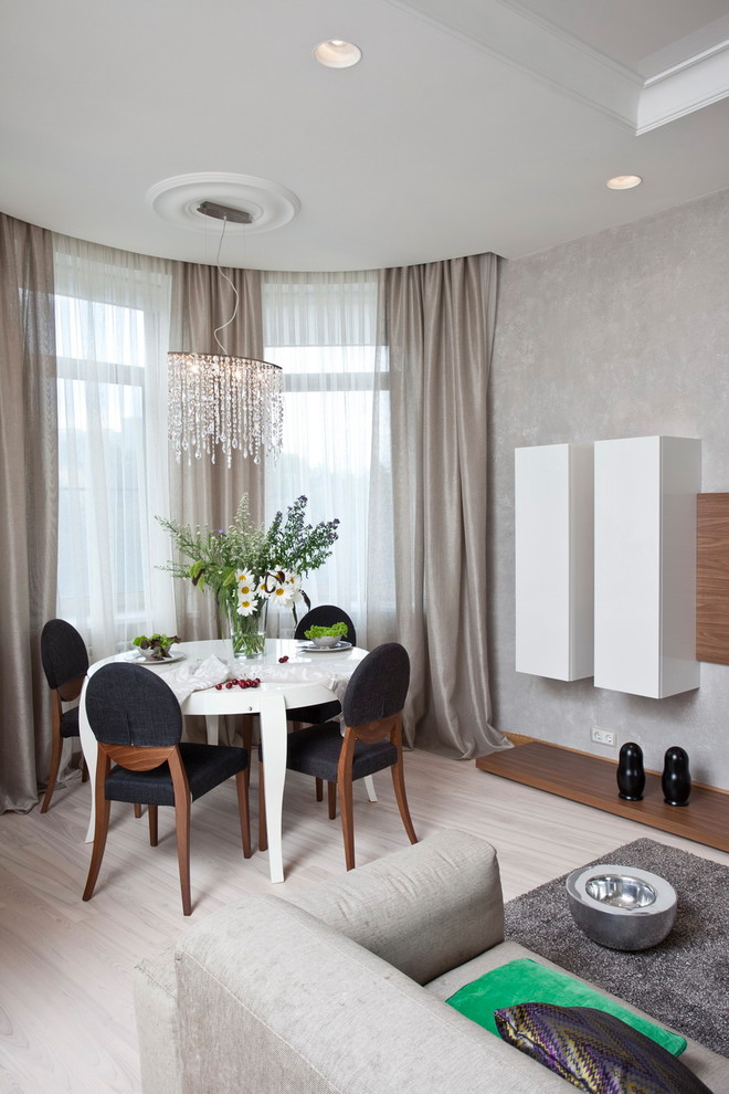 На фото: гостиная-столовая среднего размера в современном стиле с бежевым полом, серыми стенами и светлым паркетным полом