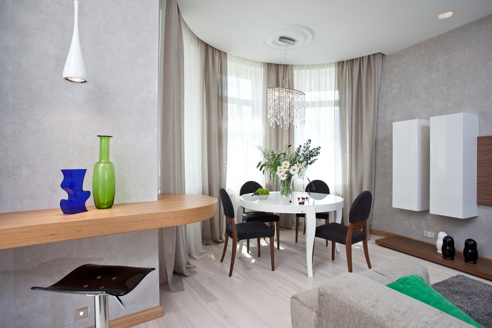 Идея дизайна: гостиная-столовая среднего размера в современном стиле с паркетным полом среднего тона, бежевым полом и серыми стенами