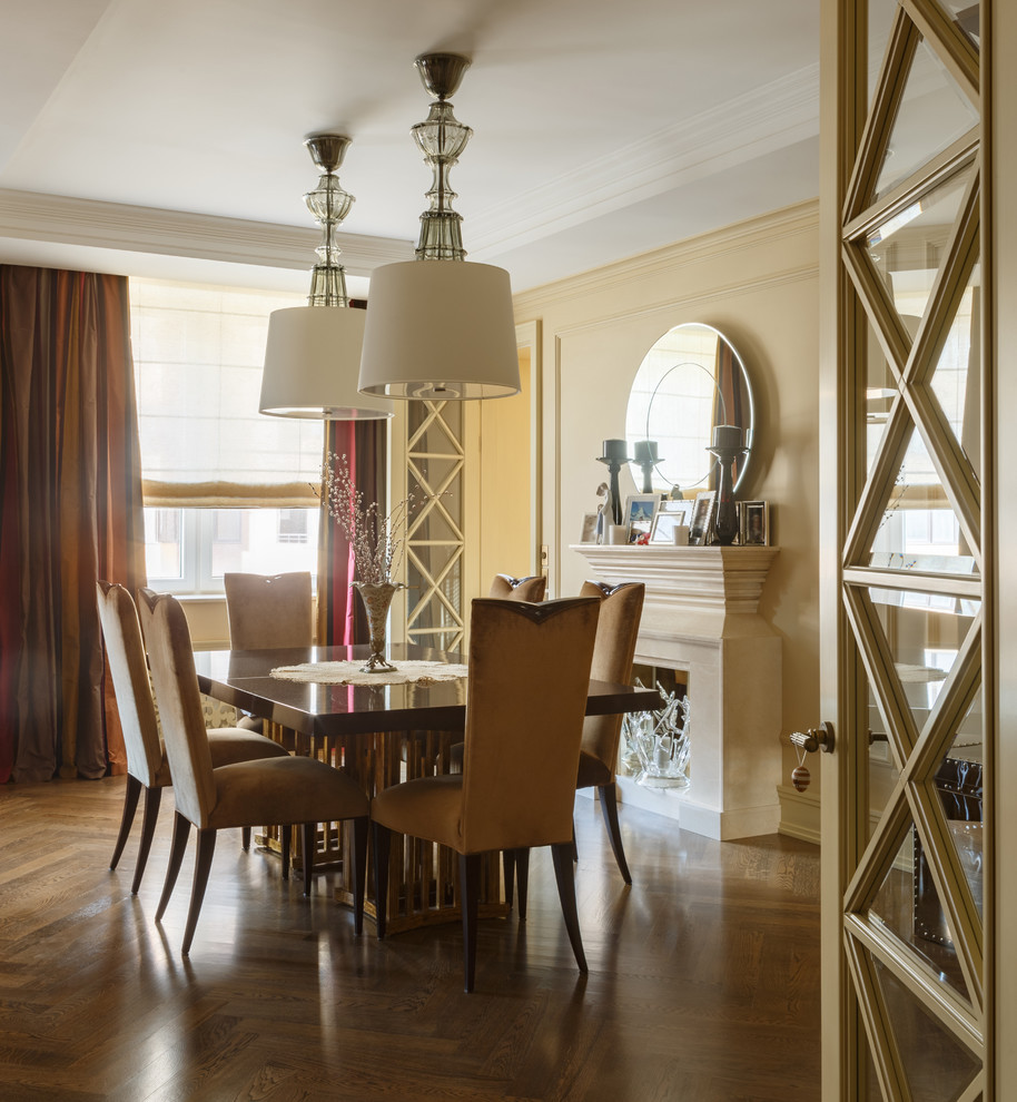 Esempio di una sala da pranzo classica con pareti beige e pavimento in legno massello medio