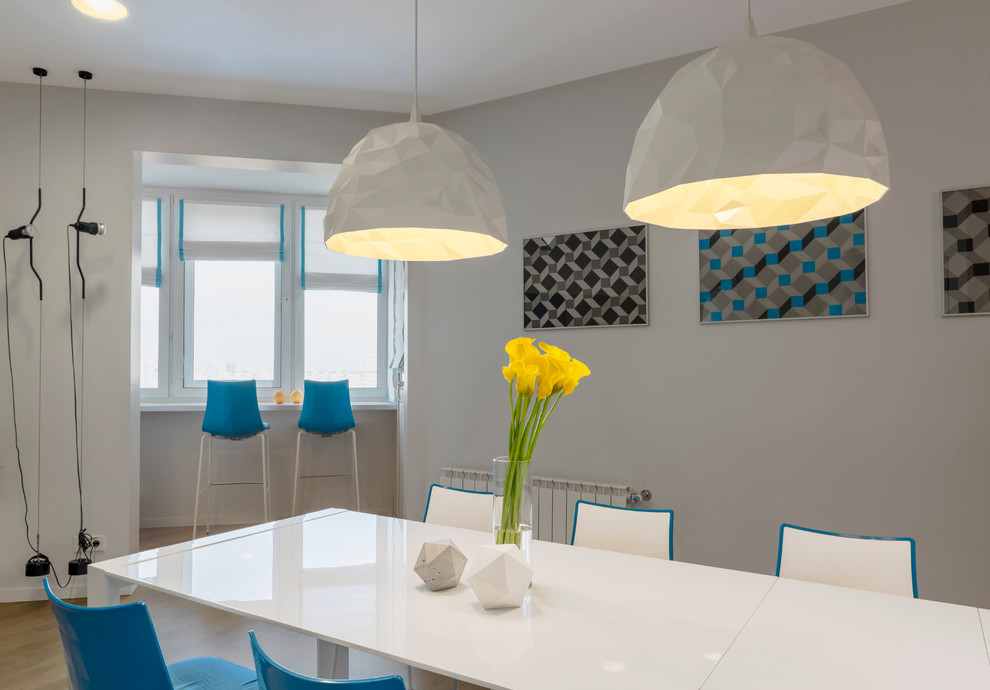 На фото: кухня-столовая среднего размера в современном стиле с серыми стенами, светлым паркетным полом и бежевым полом с