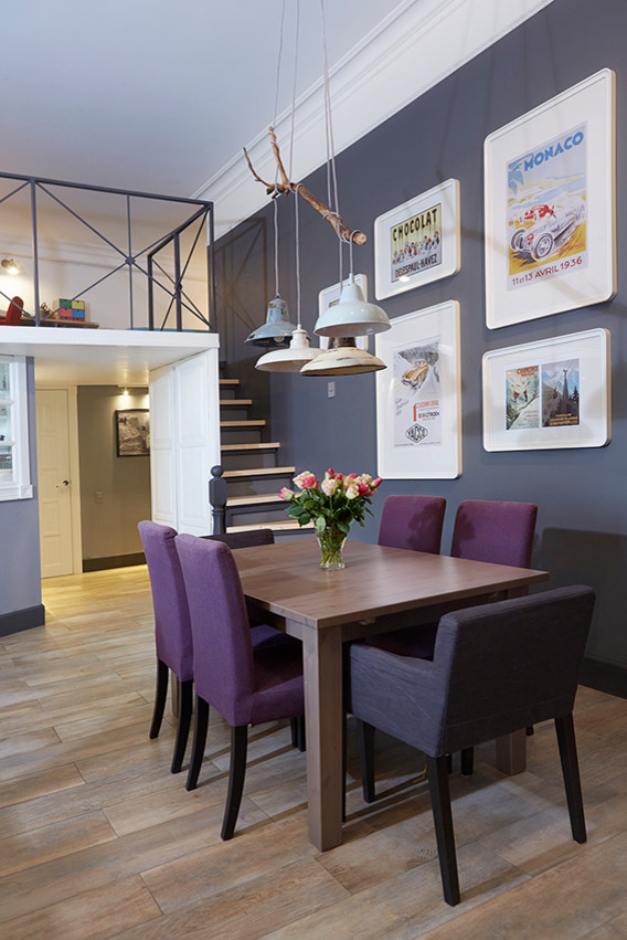 Idee per una sala da pranzo aperta verso il soggiorno minimal con pareti grigie e pavimento in gres porcellanato