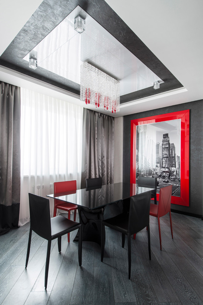 Свежая идея для дизайна: гостиная-столовая в современном стиле с серыми стенами, темным паркетным полом и черным полом - отличное фото интерьера