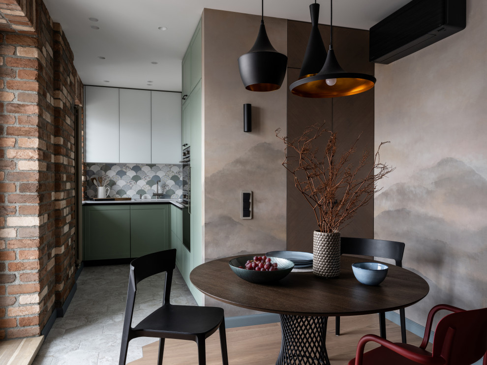 Modern inredning av ett kök med matplats, med grå väggar, mellanmörkt trägolv och brunt golv