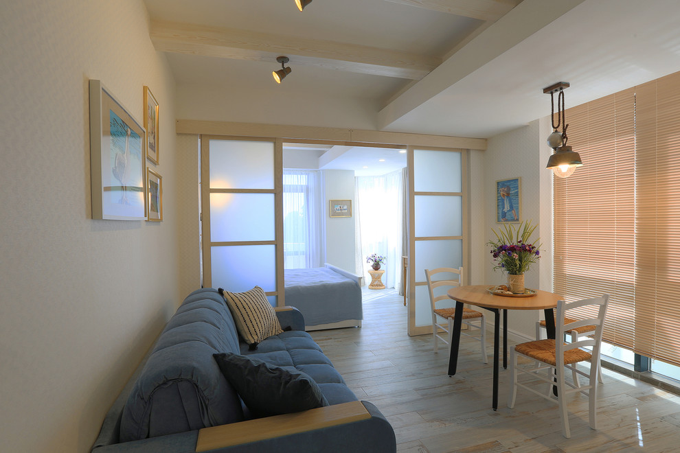 Свежая идея для дизайна: маленькая гостиная-столовая в морском стиле с белыми стенами, полом из керамогранита и бирюзовым полом для на участке и в саду - отличное фото интерьера