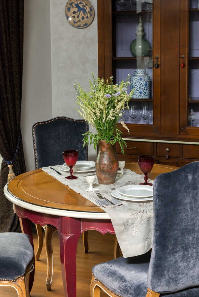 Ispirazione per una sala da pranzo aperta verso la cucina tradizionale di medie dimensioni con pareti beige e pavimento in legno massello medio