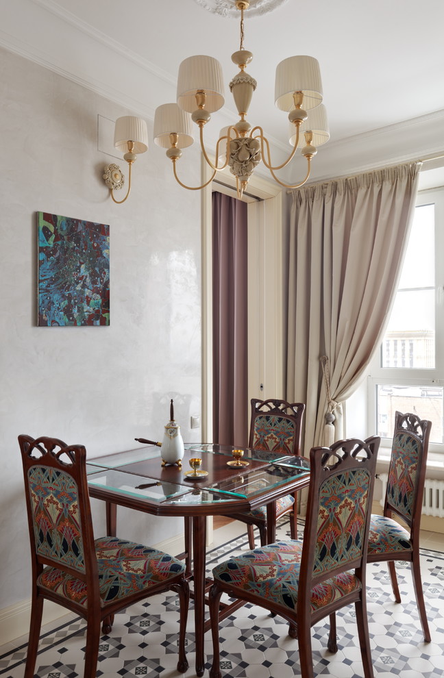 Пример оригинального дизайна: столовая в классическом стиле с разноцветным полом, бежевыми стенами и полом из керамической плитки
