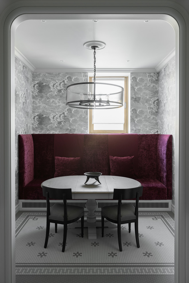 Immagine di una piccola sala da pranzo classica chiusa con pareti grigie