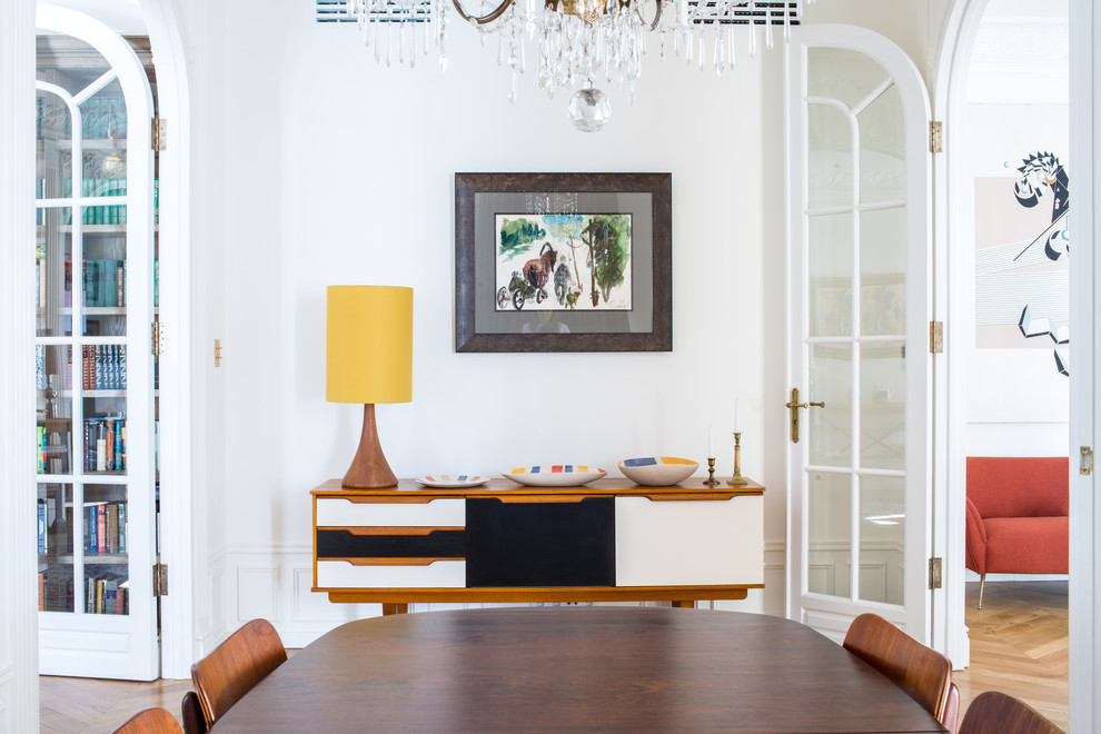 Immagine di una sala da pranzo chic con pareti bianche, pavimento in legno massello medio e pavimento beige