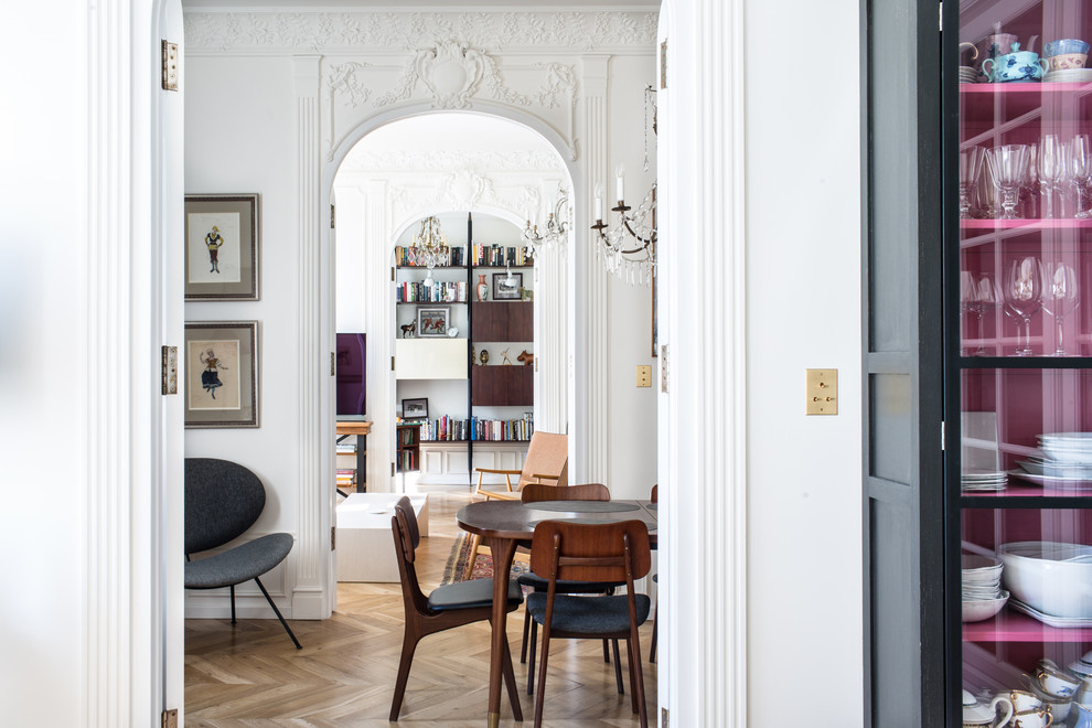 Idee per una sala da pranzo tradizionale con pareti bianche, pavimento in legno massello medio e pavimento beige