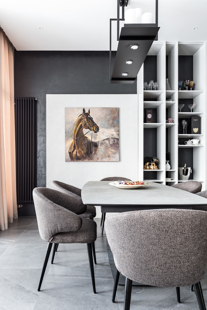 Свежая идея для дизайна: столовая в современном стиле с черными стенами, полом из керамогранита и серым полом - отличное фото интерьера