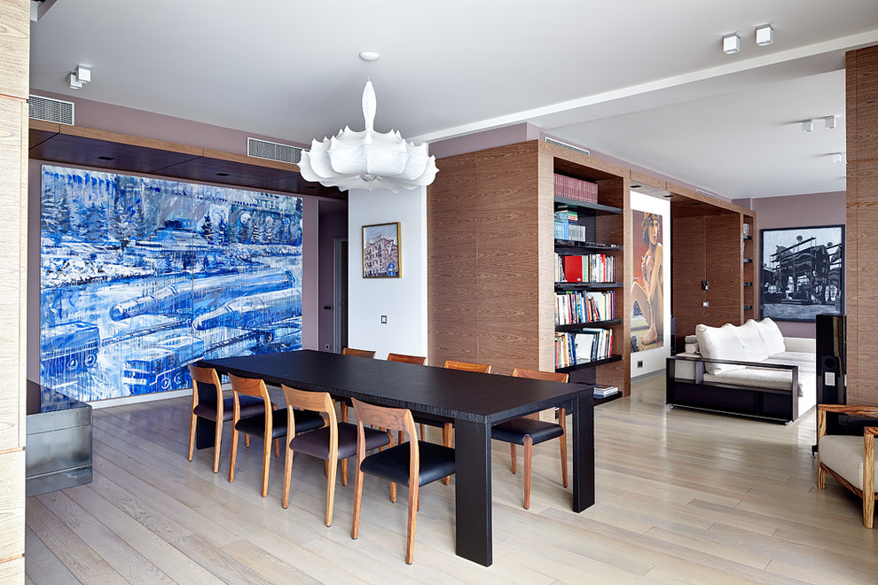 Foto di una sala da pranzo aperta verso il soggiorno minimal con parquet chiaro e pavimento beige