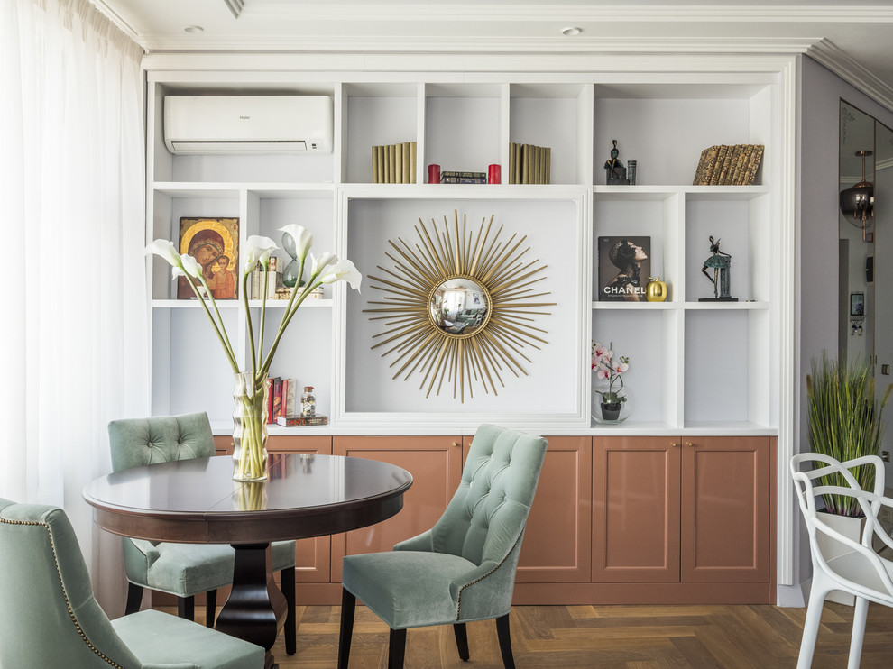 Esempio di una sala da pranzo aperta verso il soggiorno classica con pavimento in legno massello medio e pavimento marrone