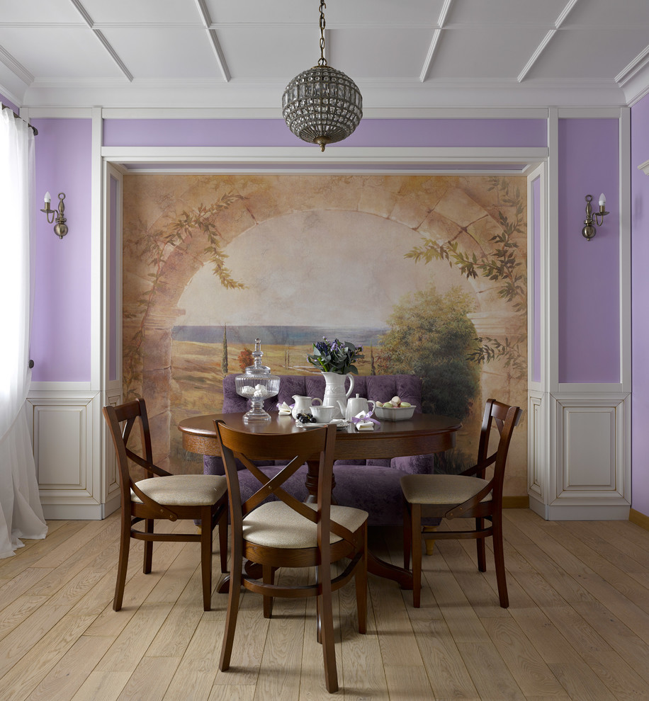 На фото: столовая в стиле неоклассика (современная классика) с фиолетовыми стенами, паркетным полом среднего тона и бежевым полом