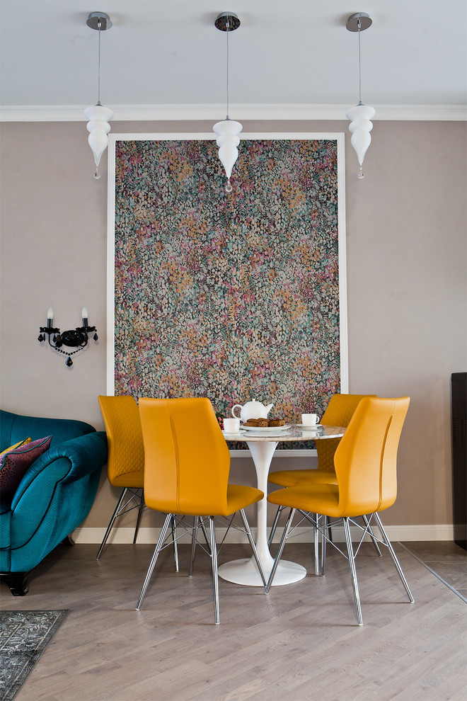 Inspiration pour une petite salle à manger ouverte sur la cuisine design avec un mur gris et un sol en bois brun.