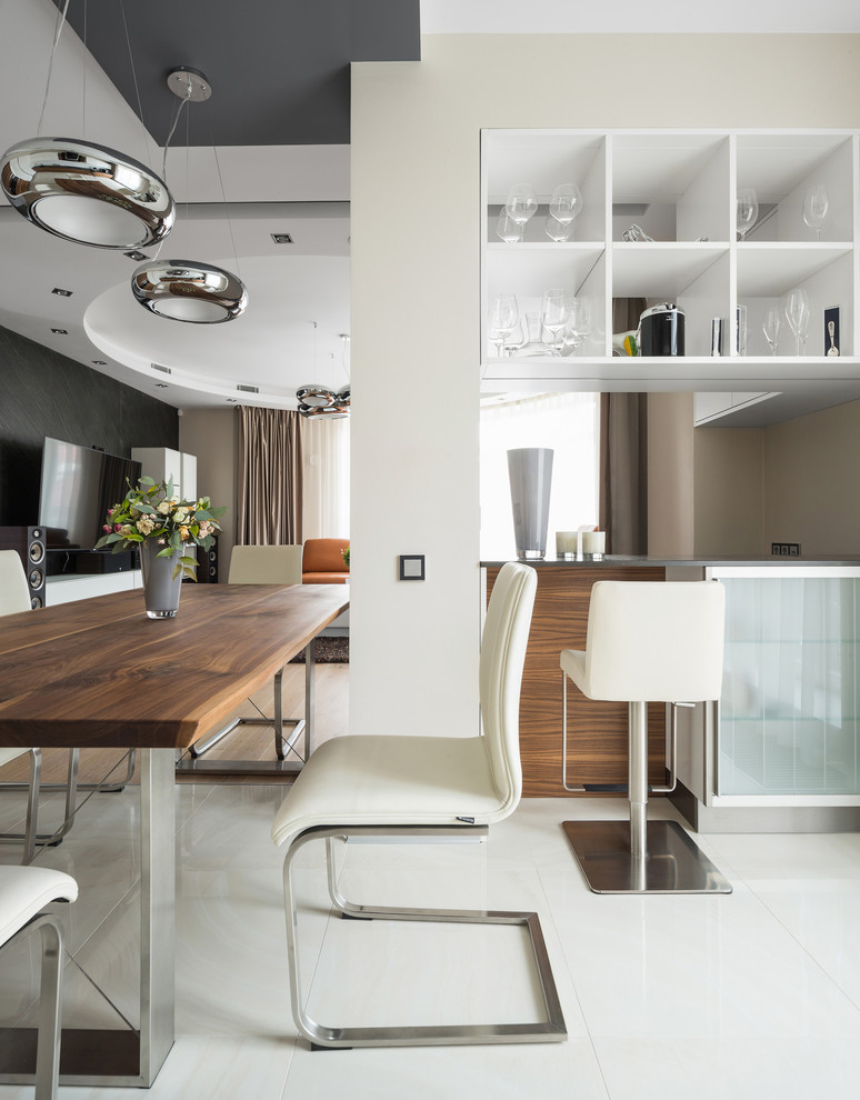 Стильный дизайн: столовая в современном стиле с бежевыми стенами и белым полом - последний тренд