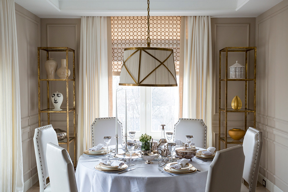 Idee per una sala da pranzo classica con pareti beige