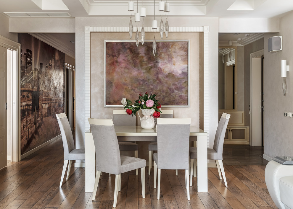 Foto de comedor actual abierto con paredes grises, suelo de madera en tonos medios y suelo marrón