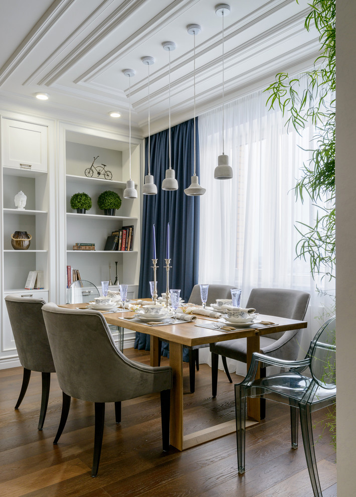 Aménagement d'une salle à manger classique avec un mur gris et un sol en bois brun.