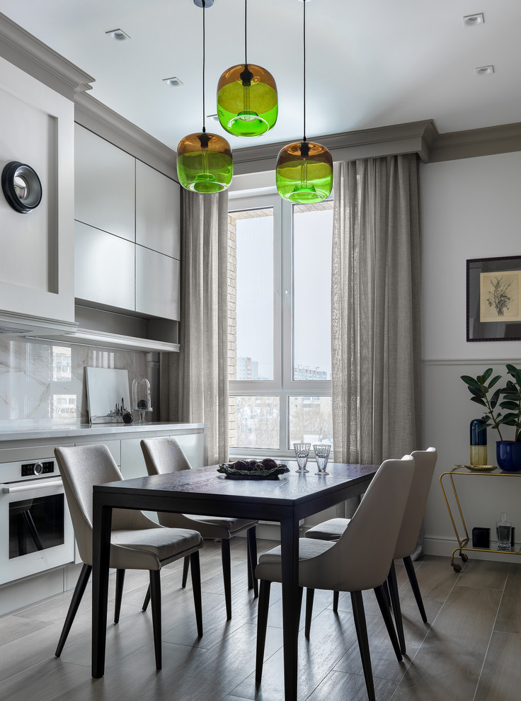 Идея дизайна: кухня-столовая в современном стиле с разноцветными стенами и коричневым полом без камина