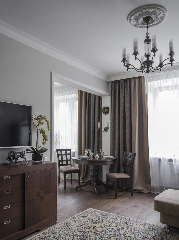 Свежая идея для дизайна: гостиная-столовая в стиле неоклассика (современная классика) с серыми стенами, паркетным полом среднего тона и коричневым полом - отличное фото интерьера