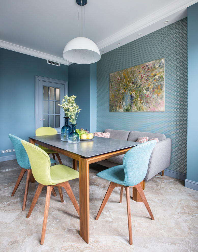 Inspiration för en mellanstor vintage matplats, med blå väggar, klinkergolv i porslin och beiget golv