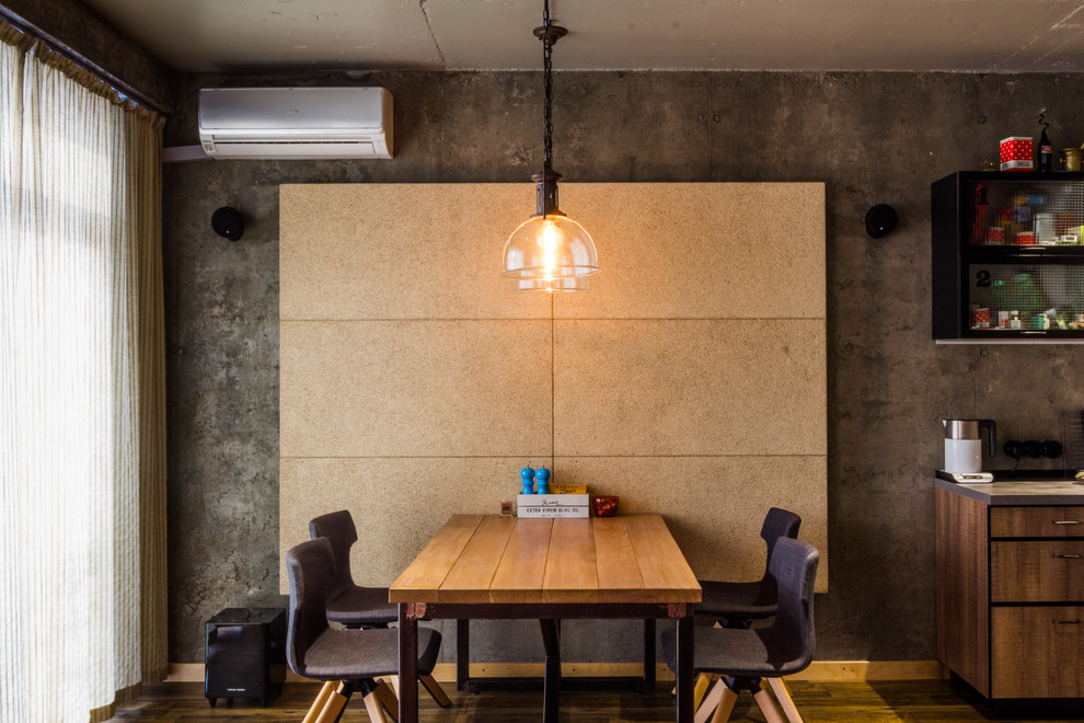 Idee per una sala da pranzo aperta verso la cucina industriale con pareti grigie