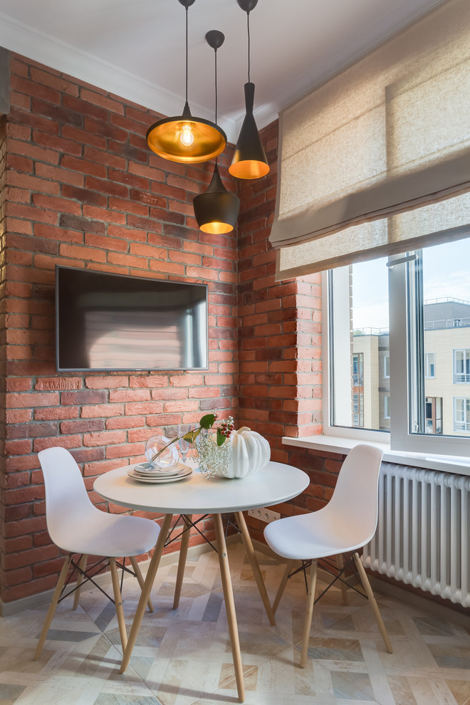 Immagine di una sala da pranzo aperta verso la cucina industriale con pareti marroni e pavimento beige