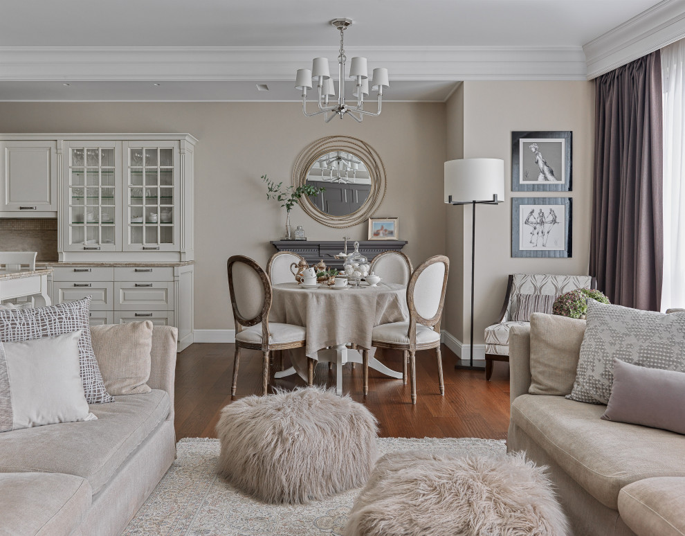 Ispirazione per una sala da pranzo aperta verso il soggiorno classica con pareti beige, pavimento in legno massello medio, pavimento marrone e soffitto ribassato