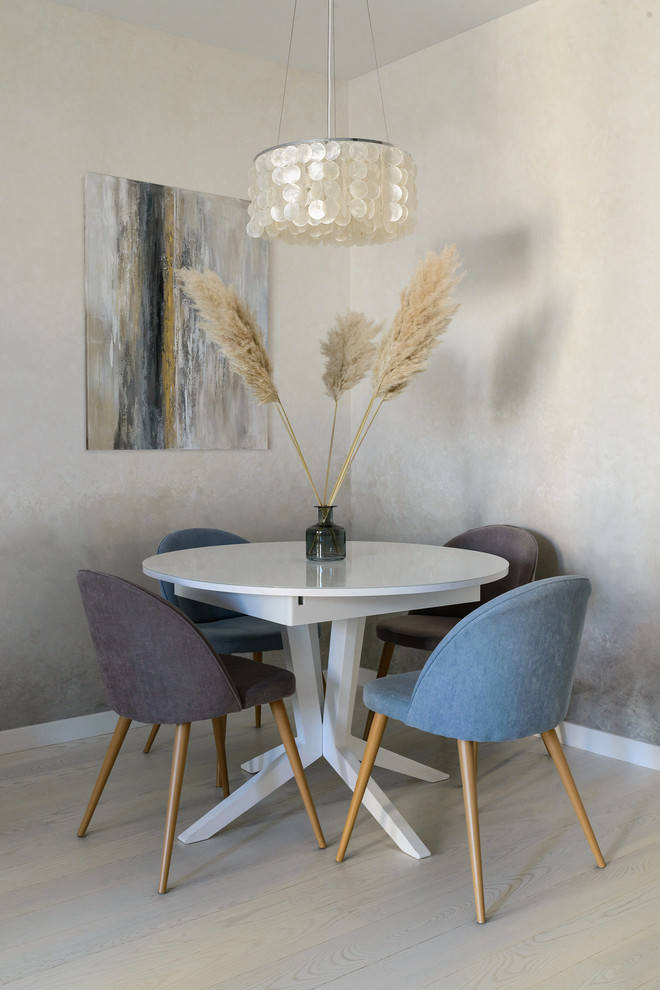 Свежая идея для дизайна: столовая в современном стиле с серыми стенами, светлым паркетным полом и бежевым полом - отличное фото интерьера