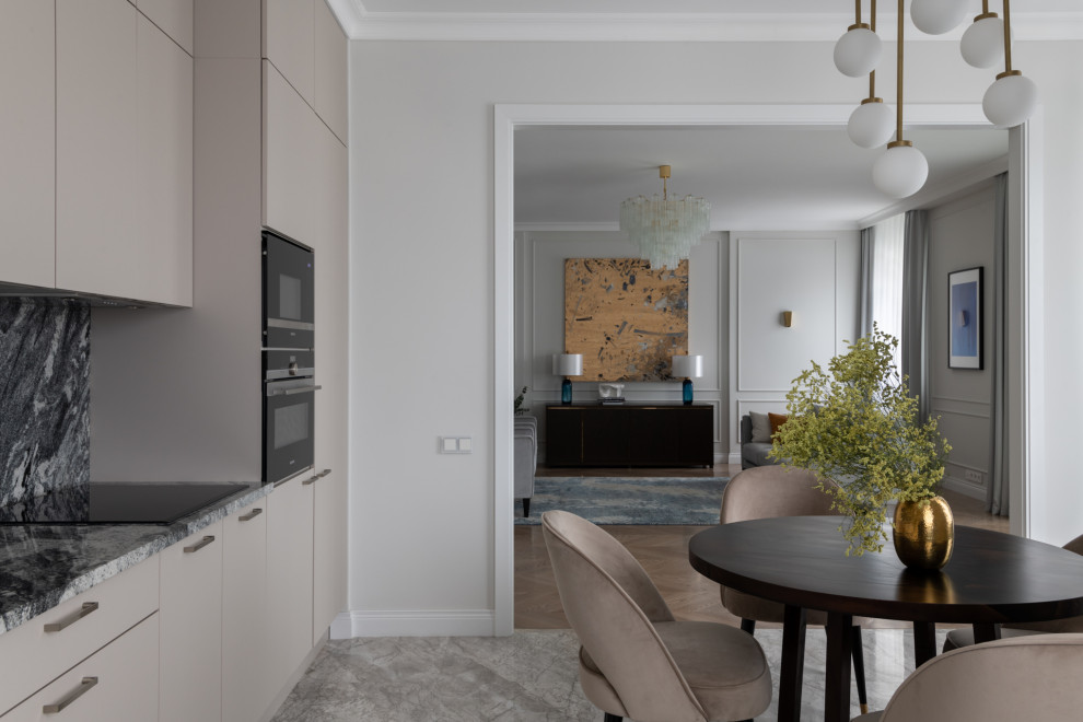 Стильный дизайн: гостиная-столовая среднего размера в стиле неоклассика (современная классика) с серыми стенами, мраморным полом и бежевым полом без камина - последний тренд